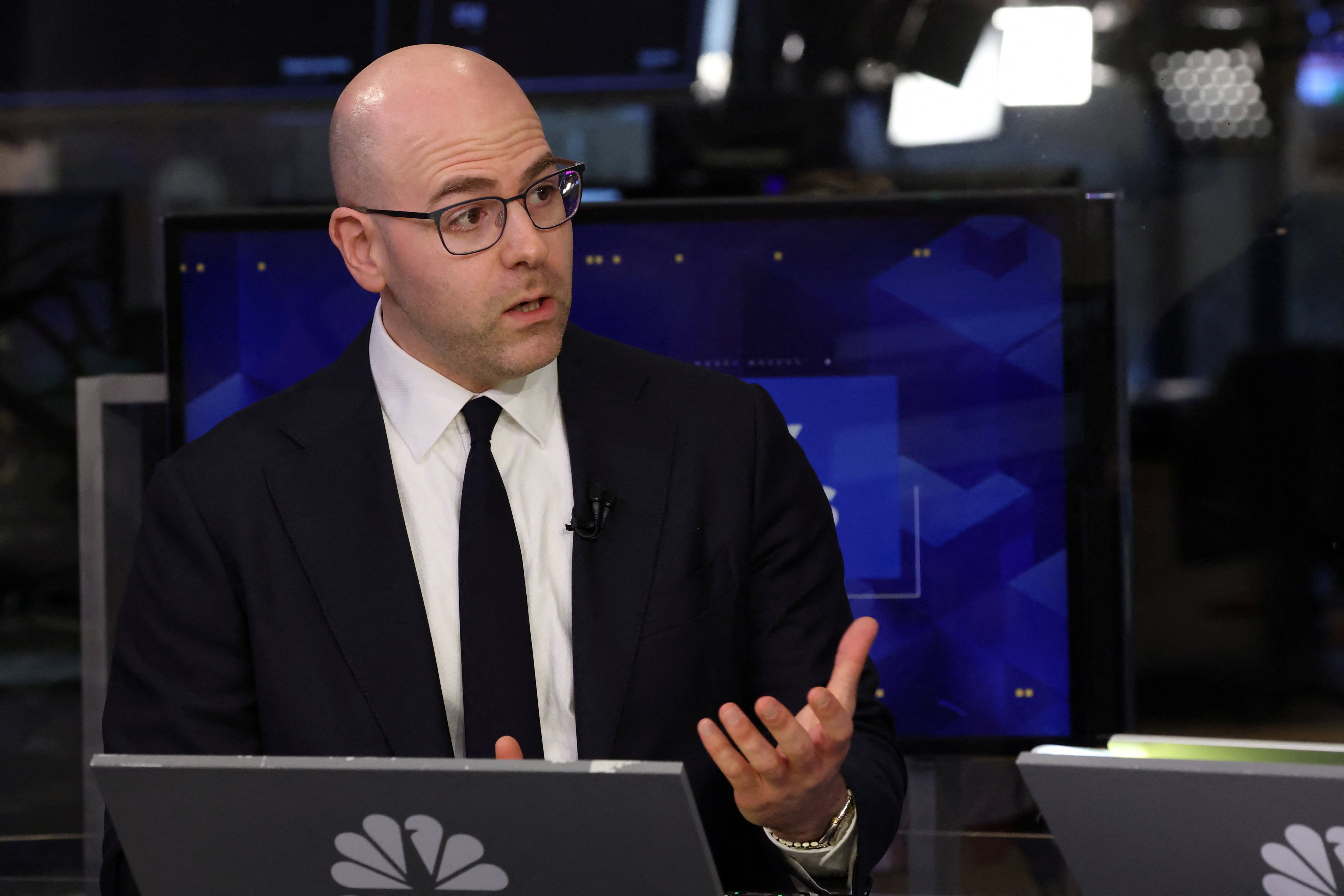 El miembro de la Reserva Federal, Stephen I. Miran, durante una entrevista televisiva