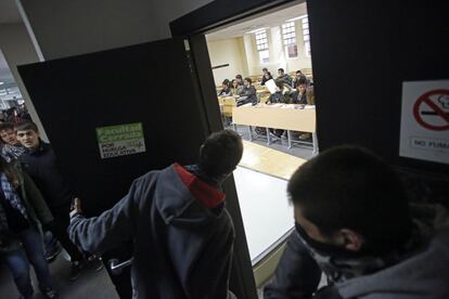 Estudiantes impiden dar clase en la Facultad de Matemáticas, donde varios centenares de estudiantes que participan en una manifestación en la Universidad Complutense han colgado en la puerta una pancarta con el lema "cerrada". Los estudiantes de las enseñanzas medias y de las universidades están convocados a manifestarse en cerca de cincuenta ciudades en defensa de la educación pública, contra los recortes, la subida de tasas universitarias y la reforma educativa.