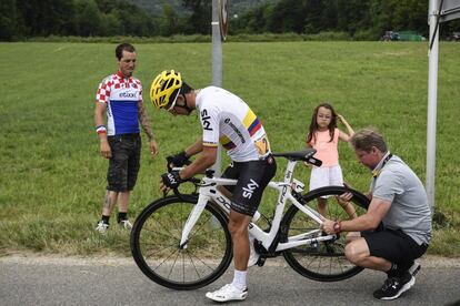 Sergio Henao con problemas mecánicos durante la novena etapa entre  Nantua and Chambery. 