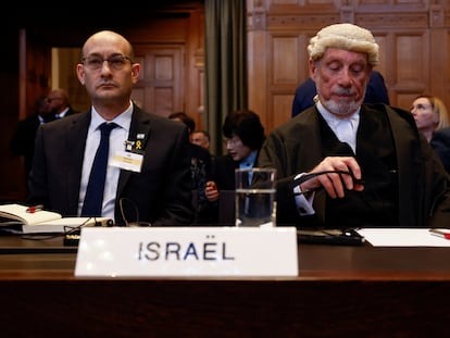 El fiscal general adjunto de Israel para el Derecho Internacional, Gilad Noam, y el jurista británico Malcolm Shaw, ante Corte Internacional de Justicia en La Haya, Países Bajos, este viernes.