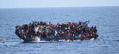 Un barco con migrantes a bordo zozobra antes de una operación de rescate frente a las costas de Libia.