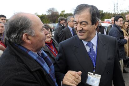 Francisco Álvarez-Cascos (a la derecha) saluda a un seguidor de su partido, Foro Asturias.