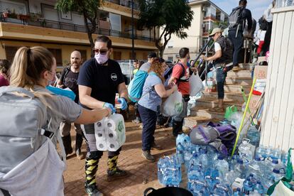  Reparto de agua y otros enseres en un punto de distribución en la localidad de Alfafar, este sábado.