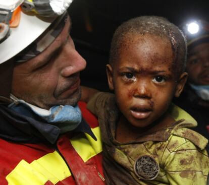 Óscar Vega Carrera, bombero leonés afincado en Valladolid, rescató anoche de los escombros de su casa en Puerto Príncipe, a Redjeson Hausteen Claude, un niño haitiano de dos años que estaba sepultado desde el terremoto del pasado martes. Reginald, padre del pequeño, fue testigo de la escena. Vega es uno de los seis bomberos del Grupo de Rescate de la Junta de Castilla y León desplazados a Haití.