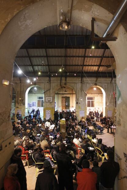 Asamblea en el centro social autogestionado La Tabacalera para hacer balance del proyecto.