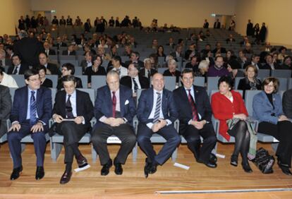 De izquierda a derecha, el presidente del Tribunal Superior, Juan Luis Ibarra; Mario Fernández; Iñaki Azkuna; el rector Goirizelaia; José Luis Bilbao y las consejeras Isabel Celaá y Blanca Urgell, ayer en el nuevo paraninfo de la UPV.