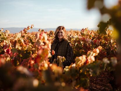 Xandra Falcó entre los viñedos que producen las uvas de su vino.