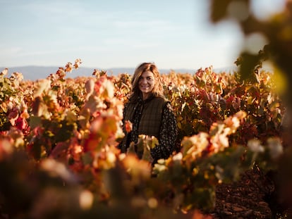 Xandra Falcó entre los viñedos que producen las uvas de su vino.