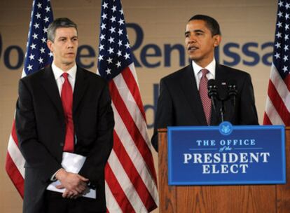 El presidente electo de EE UU, Barack Obama, en la rueda de prensa en Chicago en la que ha anunciado el nombramiento del secretario de Educación, Arne Duncan (izqda.).