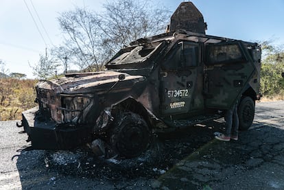 Un camión del Ejército mexicano destruido durante la detención de Ovidio Guzmán.