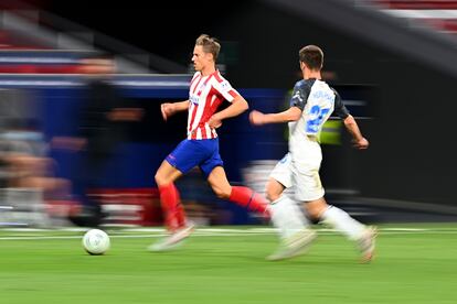 Marcos Llorente, ante Pere Pons este sábado en el partido entre el Atlético y el Alavés en el Wanda Metropolitano.