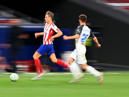 Marcos Llorente, ante Pere Pons este sábado en el partido entre el Atlético y el Alavés en el Wanda Metropolitano.