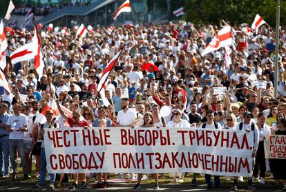 “¡Márchate!”, gritaban los manifestantes en referencia a Lukashenko mientras marchaban a lo largo de la avenida de la Independencia, en el centro en Minsk. Los simpatizantes opositores han salido a las calles para exigir nuevas elecciones, en respuesta las movilizaciones progubernamentales. En el cartel se puede leer, en bielorruso, "Elecciones limpias".