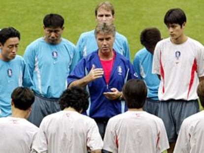 Hiddink da instrucciones a los jugadores coreanos.
