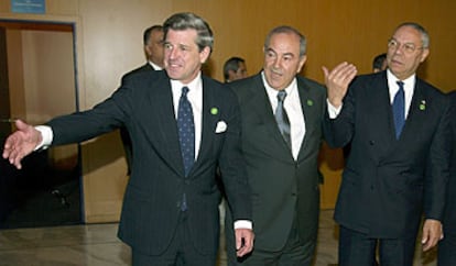 De izquierda a derecha, el gobernador de EE UU en Irak, Paul Bremer; el iraquí Ayad Alawi, del Consejo de Gobierno, y el secretario de Estado, Colin Powell.