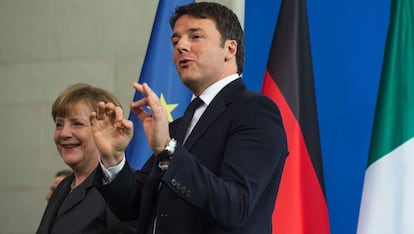 Angela Merkel y Matteo Renzi sonríen tras su reunión en Berlín.