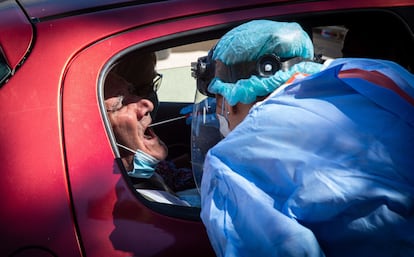 A health worker carries out a PCR test in Alfaro in La Rioja.