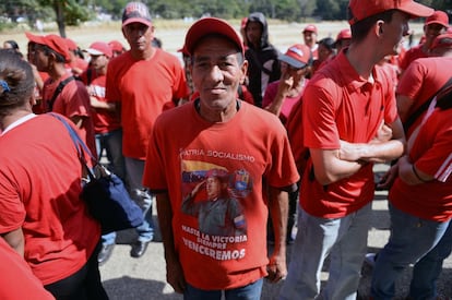 Seguidores de Maduro se reúnen para celebrar la ceremonia de inauguración de su segundo mandato, en Caracas.