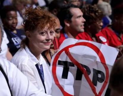 La actriz Susan Sarandon, con un cartel contrario Al Acuerdo de Asociación Transpacífico, en la convención demócrata celebrada en Filadelfia.