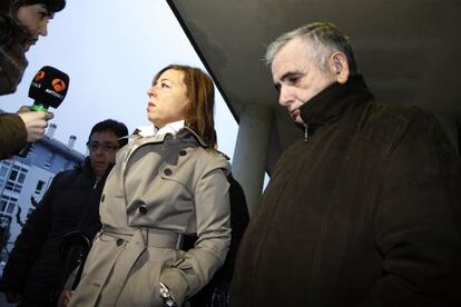 La abogada defensora, acompañada de Castiñeiras (a la derecha) y su esposa (izquierda), atiende a reporteros uno de los días de juicio.