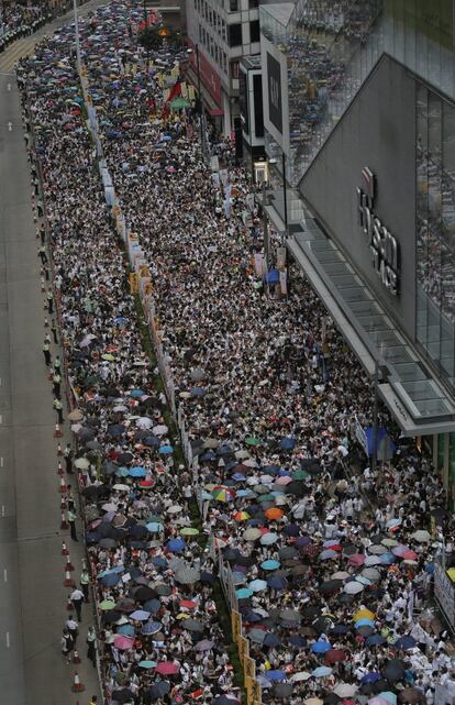 Muchos de los manifestantes de hoy participaron los pasados diez días en un referéndum no oficial a favor de la libre elección democrática de su próximo líder político, que recogió los votos de una cuarta parte del electorado, unos 800.000, ocho veces más de los que esperaban obtener los organizadores.