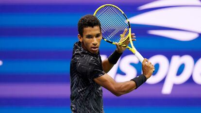 Felix Auger-Aliassime, of Canada, returns to Carlos Alcaraz, of Spain, during the quarterfinals of the U.S. Open tennis tournament Tuesday, Sept. 7, 2021, in New York. (AP Photo/Frank Franklin II)