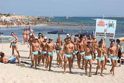 Un grupo de animadores de la discoteca Space anuncia en la playa de las Salinas la sesión de los sábados por la mañana del club.