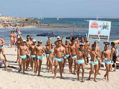 Un grupo de animadores de la discoteca Space anuncia en la playa de las Salinas la sesión de los sábados por la mañana del club.