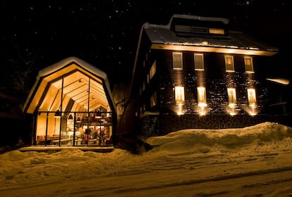 Diseño japonés con influencias escandinavas crean espacios calmados y sencillos en el Kimamaya Boutique Hotel, como su restautante, The Barn (en la foto), inspirado en la arquitectura tradicional Hokkaido.