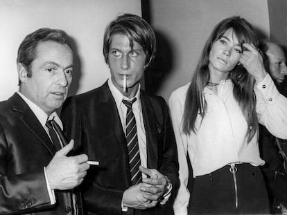 Guy Lux, Jacques Dutronc y Françoise Hardy, en París en 1968.