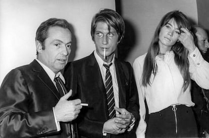 Guy Lux, Jacques Dutronc y Françoise Hardy, en París en 1968.