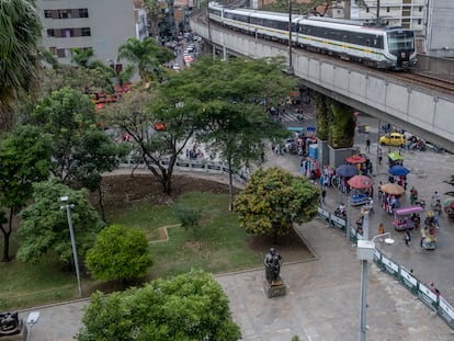 La Plaza Botero y la cerca que la mantiene cerrada a los ciudadanos de Medellín, este viernes.