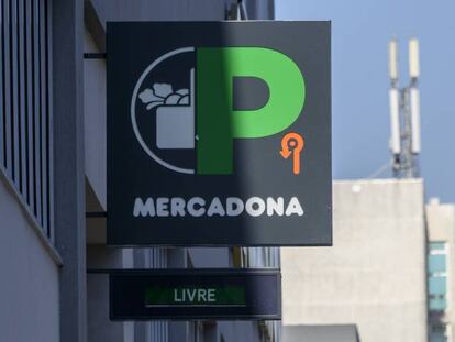 Entrada al aparcamiento de un Mercadona en Portugal.