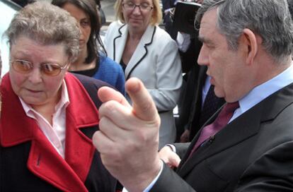 El primer ministro británico, Gordon Brown, habla con Gillian Duffy.