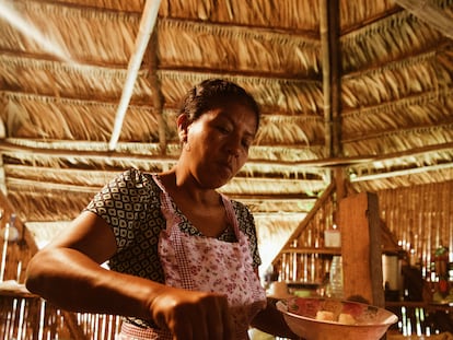 Mujer bribri cocinando en su casa, en Talamanca, Costa Rica. En una foto proporcionada por el proyecto Jirondai.