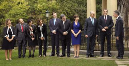 El lehendakari Iñigo Urkullu (d) y su equipo de gobierno junto al diputado general de Bizkaia, José Luis Bilbao.