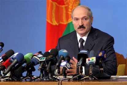 El presidente Lukashenko,en el poder desde 1994, proclamado vencedor con un 83% de los votos, pide que se respete la "voluntad popular". "El pueblo bielorruso ha hecho su opción de manera consciente, sabia y sopesada", ha afirmado Lukashenko, quien hizo un llamamiento a todas las fuerzas políticas a no utilizar las elecciones como un "factor de discordia y confrontación".