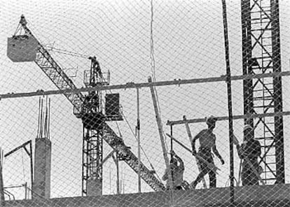 Un grupo de obreros realiza labores en la construcción de un edificio en Madrid.