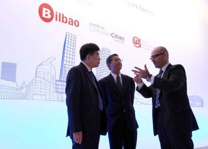 Andoni Aldekoa, director del gabinete de alcaldía de Bilbao, charla con miembros de la delegación de Singapur.