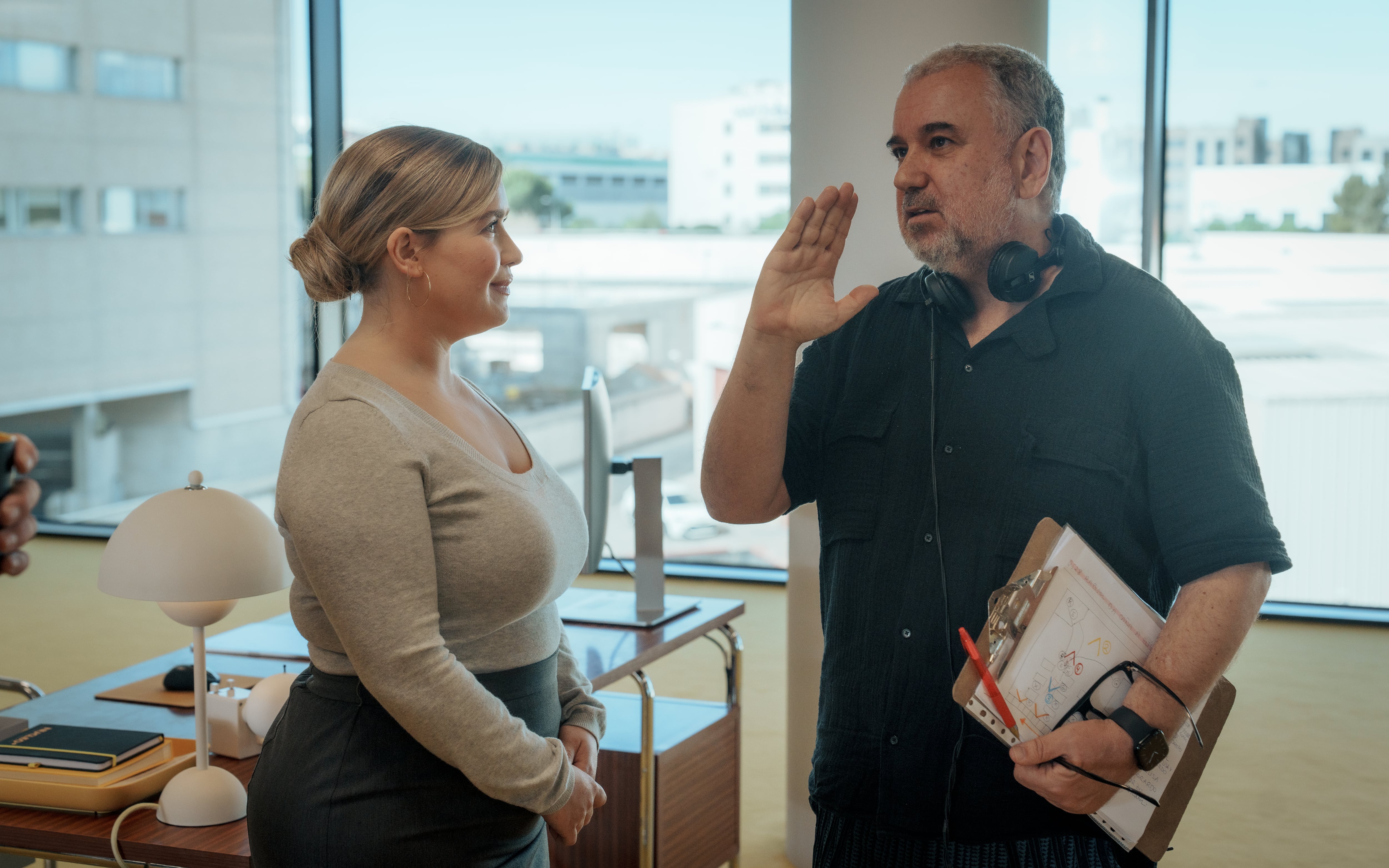 La actriz Clara Sans y el director Félix Sabroso, en un momento del rodaje de 'Furia'.