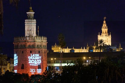 El Gobierno ha concedido, a propuesta del Ministerio de Cultura, una ayuda de 1,5 millones a RTVE para el desarrollo de la producción, emisión y difusión de la 24 edición de los Grammy Latinos, que se celebran este jueves en Sevilla, por primera vez fuera de EE UU. RTVE emitirá en exclusiva en España la gala de los Premios Latin Grammy 2023, tras haber alcanzado un acuerdo con la National Academy of Recording Arts & Sciences, en su calidad de titular originaria de los derechos.