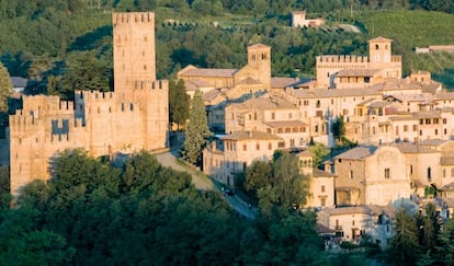 El borgo de Castell'Arquato se yergue sobre los verdes campos del valle de Arda, a 33 kilómetros al sureste de Piacenza. Su casco medieval, perfectamente conservado, ha servido de escenario en películas como ‘Lady Halcón’ (1985), de Richard Donner, protagonizada por Rutger Hauer y Michelle Pfeiffer.