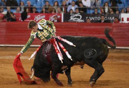 Manuel Escribano, en la faena a su segundo toro, ayer en la Plaza de Toros México.