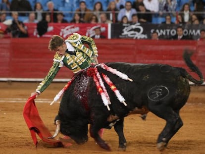 Manuel Escribano, en la faena a su segundo toro, ayer en la Plaza de Toros M&eacute;xico.