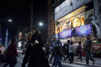 Avenida Corrientes, epicentro de la actividad teatral de Buenos Aires.