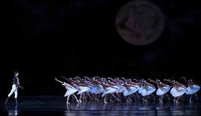 'El lago de los cisnes' del Ballet de San Francisco con la coreografía de Helgi Tomasson, este martes en el Teatro Real de Madrid.