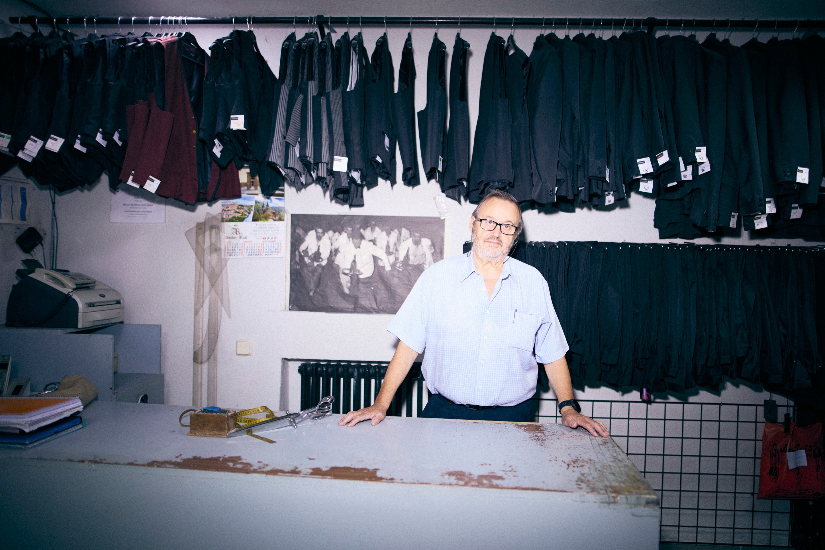 Adiós a ‘José Luis y sus Chaquetillas’, la tienda de Lavapiés echa el cierre tras 72 años: “Hemos hecho chalecos de chulapo para aburrir, algunos castizos nos van a echar de menos”