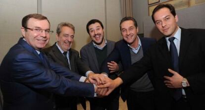 Víctor Zubarev, a la izquierda, con dirigentes de partidos ultra en una foto del periódico 'La Padania', de la Liga Norte.