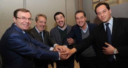 V&iacute;ctor Zubarev, a la izquierda, con dirigentes de partidos ultra en una foto del peri&oacute;dico &#039;La Padania&#039;, de la Liga Norte.