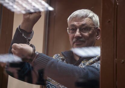 Orlov, este martes en el tribunal de Moscú que lo ha sentenciado a dos años y medio de prisión. 